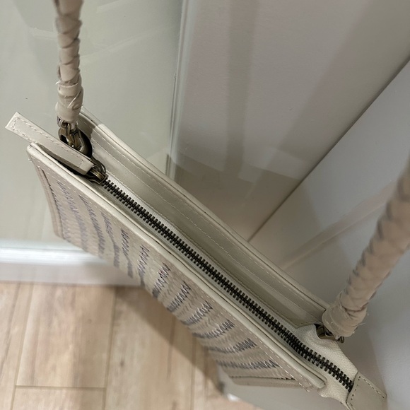 Elegant Cream Shoulder Bag - Picture 7 of 7